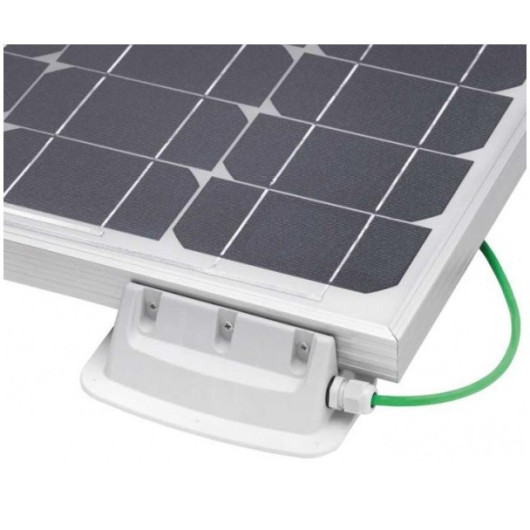 Passe-câbles pour installer un panneau solaire sur le toit d'un camping-car